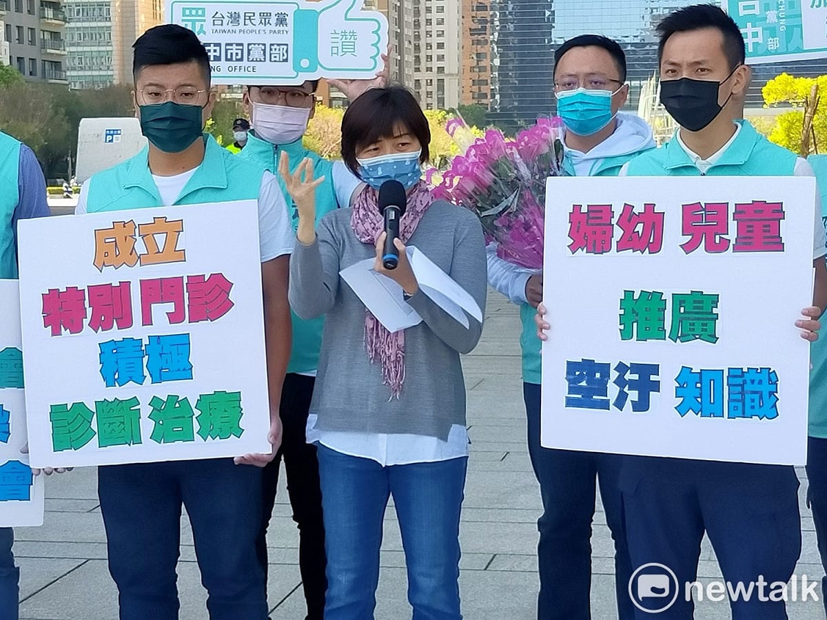 東海大學教授尚君璽說到激動處，數度哽咽、淚灑市府廣場。