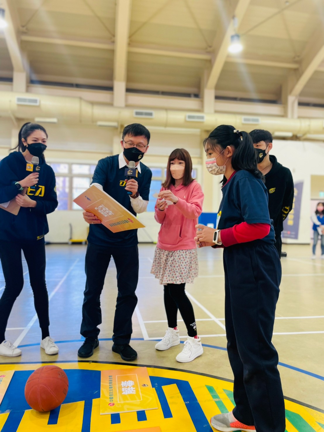 教育局長張明文擔任闖關遊戲關主。 圖：新北市體育處提供
