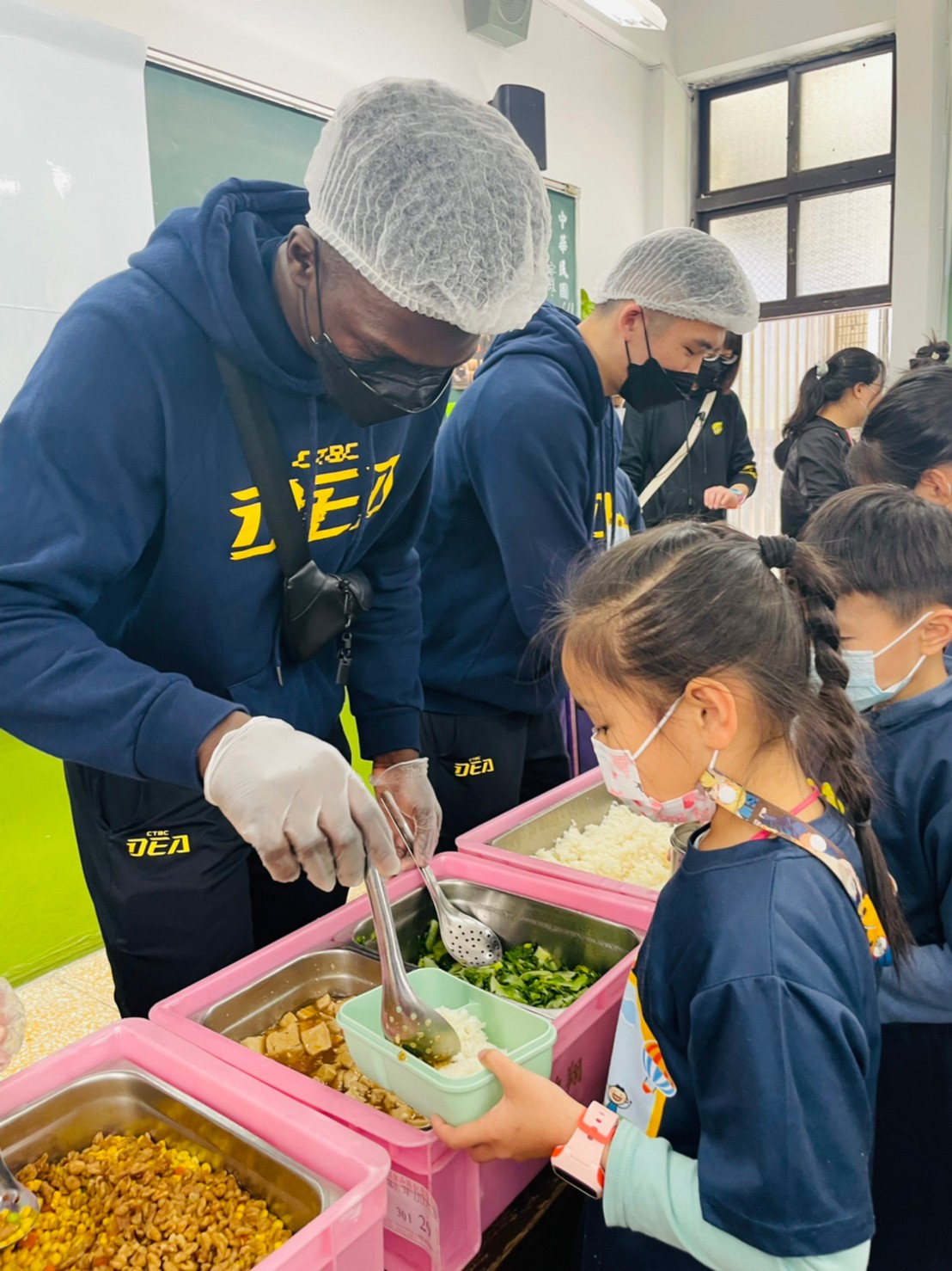 球員進教室跟學童一起午餐。 圖：新北市體育處提供
