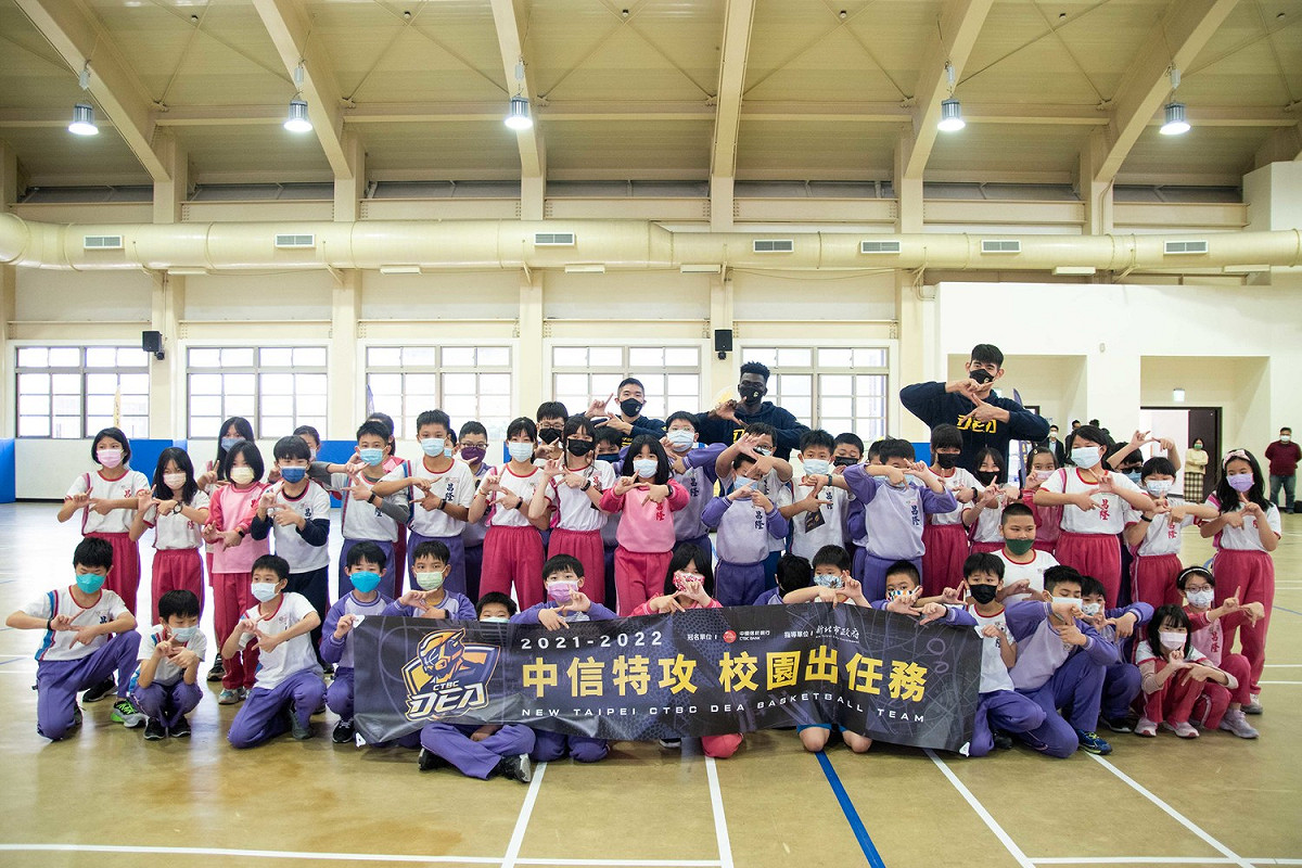 新北中信特攻化身反毒特校園出任務。 圖：新北市體育處提供