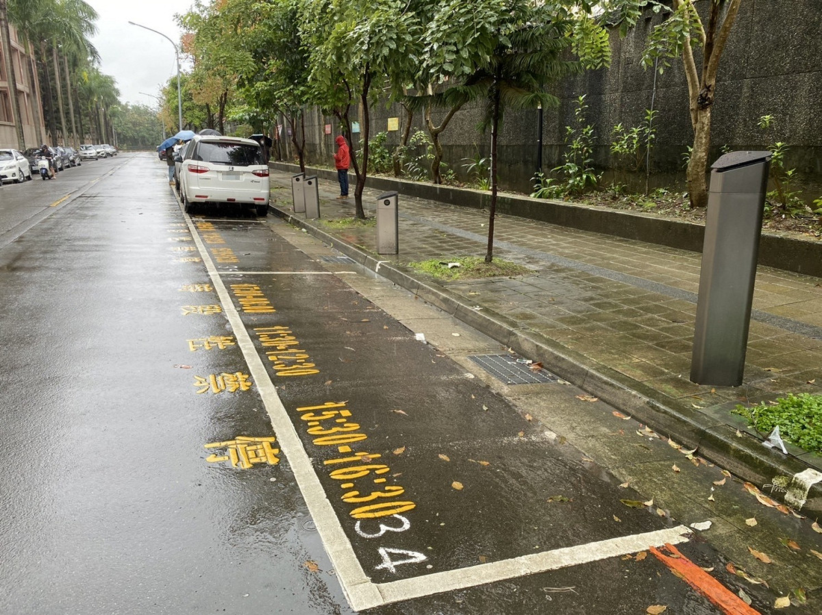 新北路邊停車智慧化，家長接送好安心。 圖：新北市交通局提供