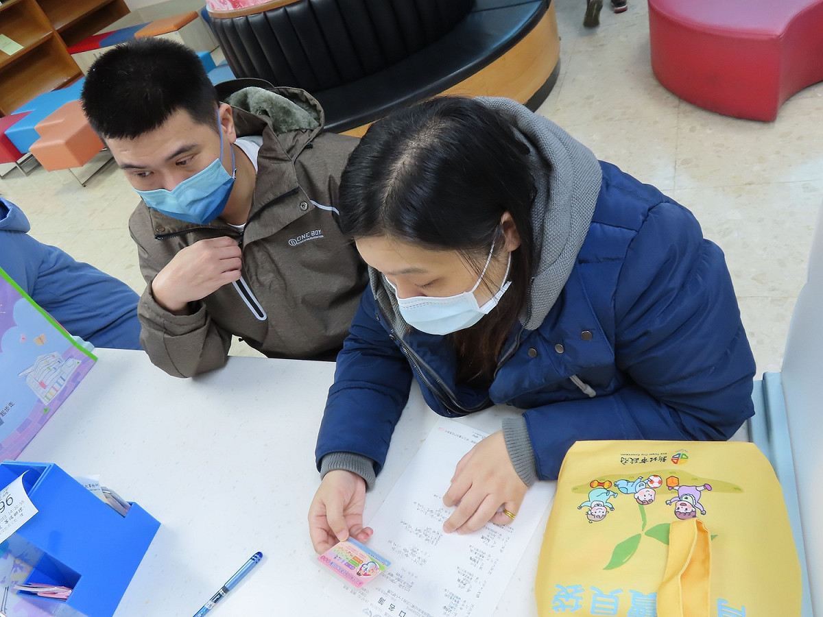 蘆洲區巫姓夫婦今年1月1日喜獲元旦寶寶是第3胎，剛好趕上新北市生育獎勵金新制請領3萬元，開心直呼超幸運。 圖：新北市民政局提供