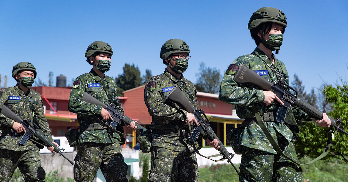 教召召員們攜行建制武器行軍。 圖：軍聞社提供