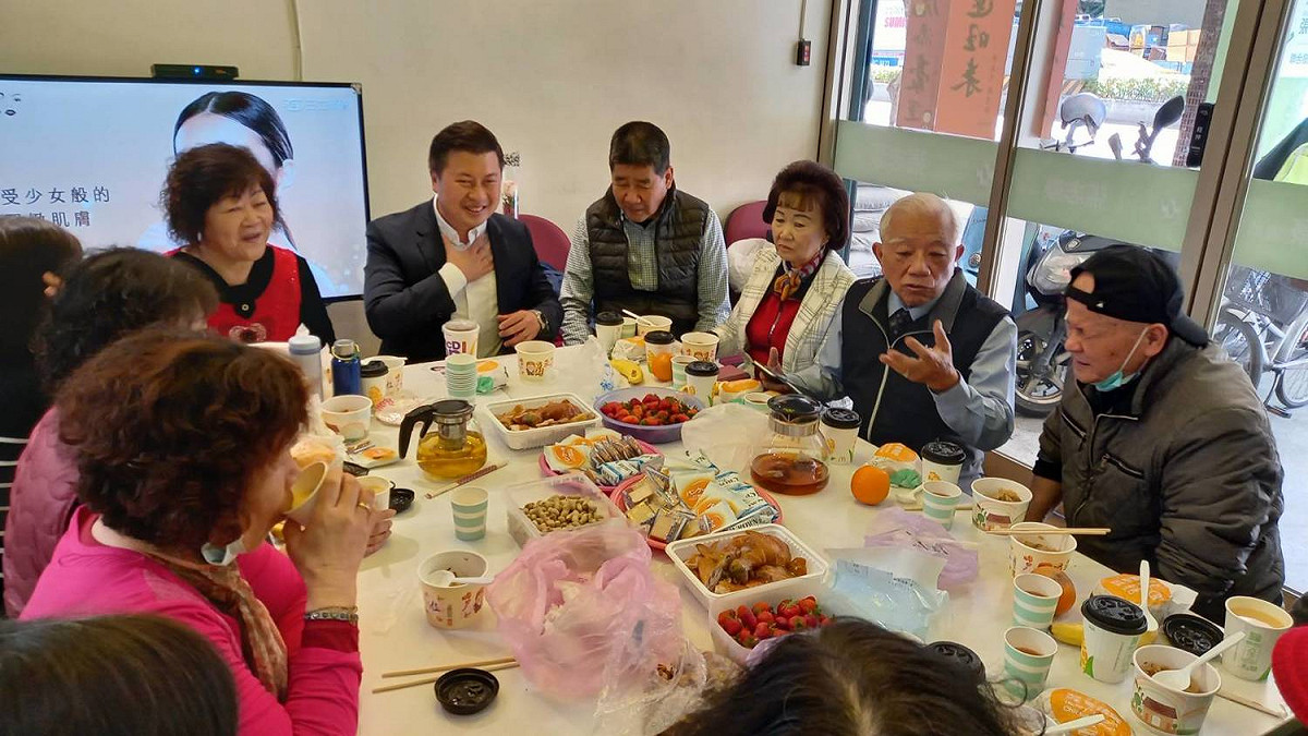 新北市議員張志豪今日特地準備美食、蛋糕及鮮花，送給志工媽媽們表達感謝之意，並祝賀大家婦女節快樂。 圖：張志豪服務處提供