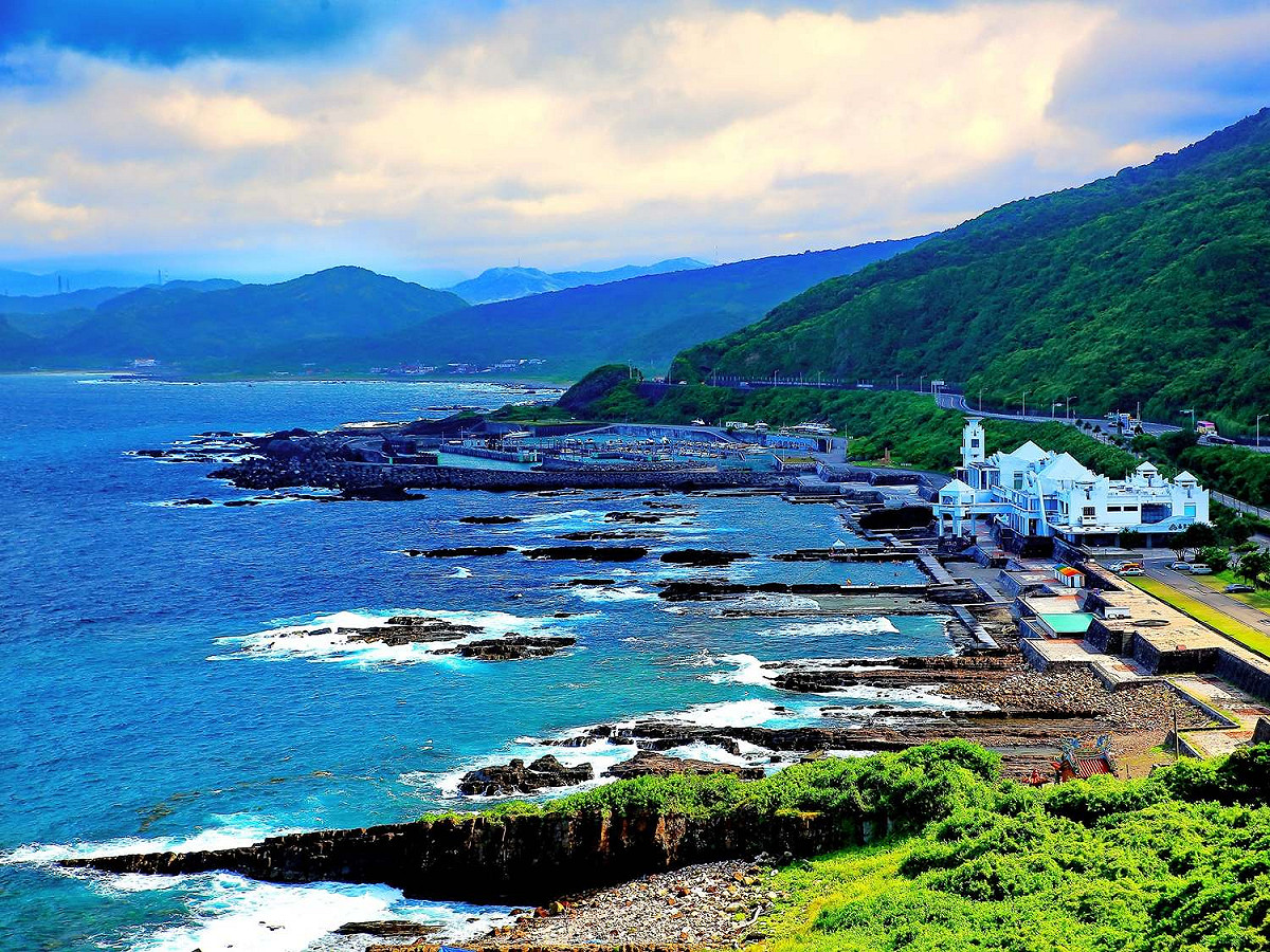 7月有多項新制上路，其中國旅住宿最高補助1300元（圖為龍洞四季灣）。 圖：翻攝自臉書「東北角之友」