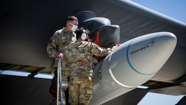 美國研發由 B-52H 轟炸機投放，並由助推發動機加速後，滑翔體與助推器分離，再以高超音速飛向打擊目標。 圖 : 翻攝自 US Airforce