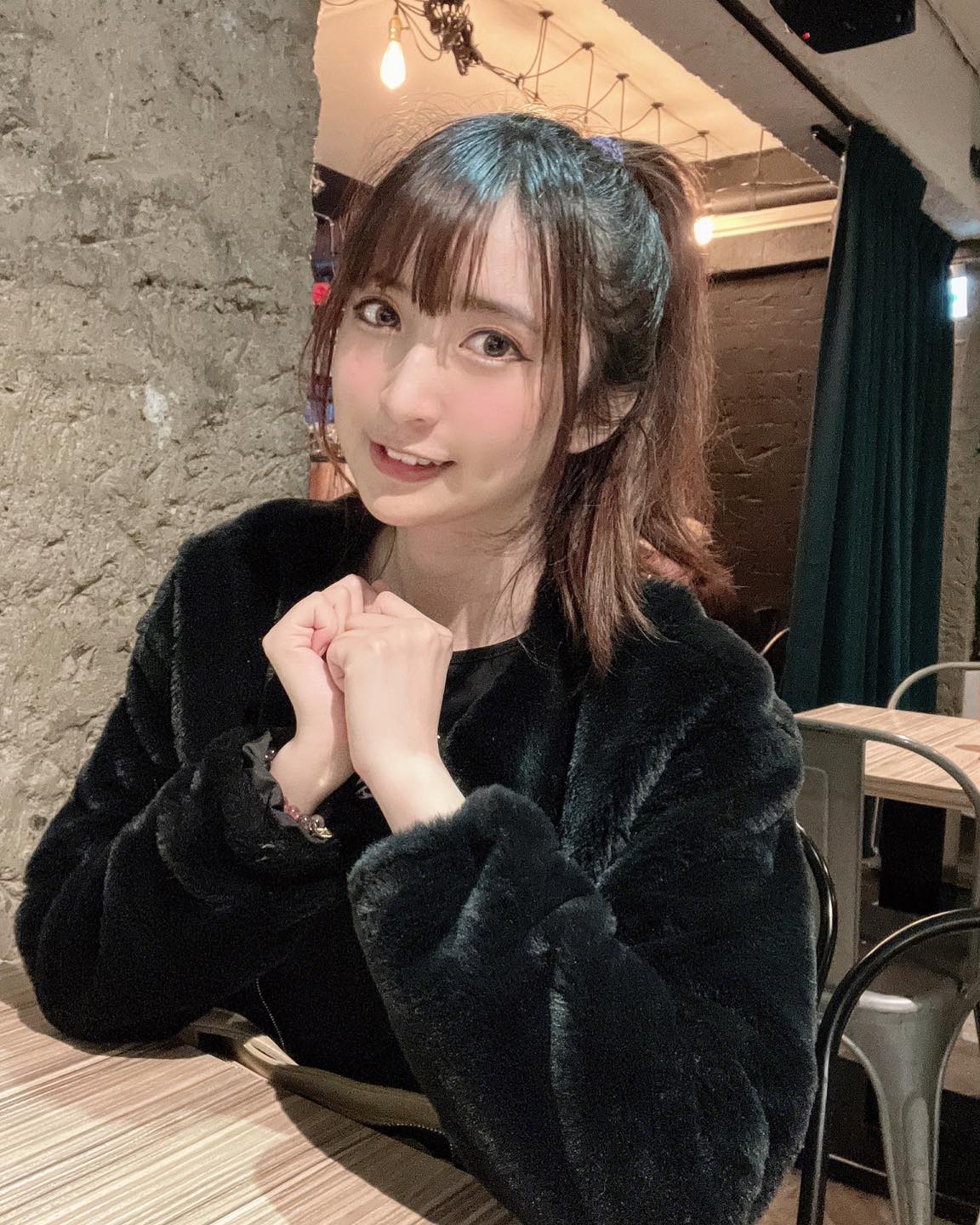 實況主小熊Yuniko為《英雄聯盟》電競國際賽事主持人，以親和富幽默感的主持風格聞名。  圖：翻攝自小熊臉書