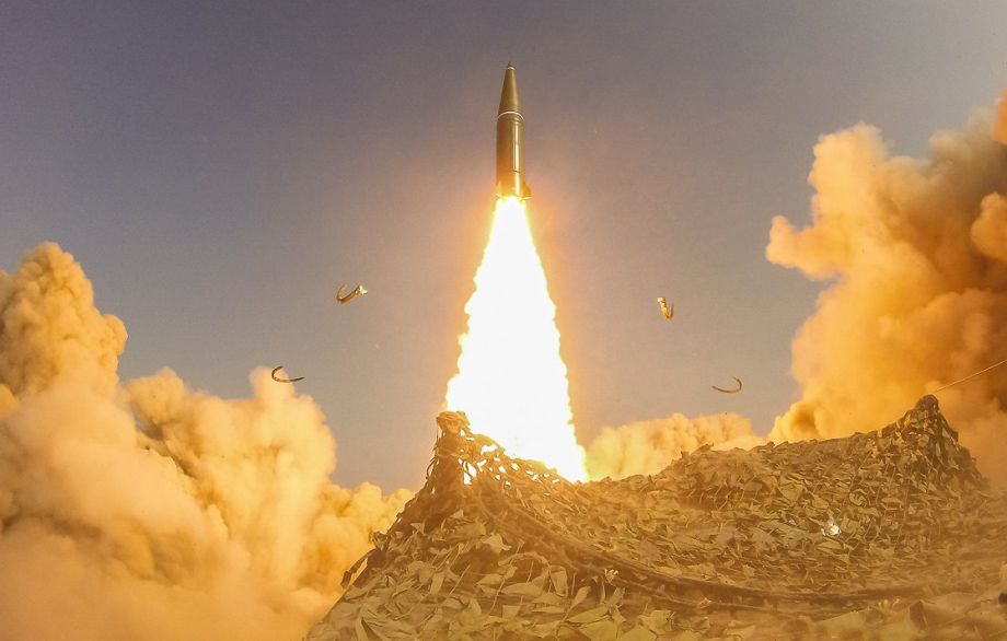 SS-26飛彈發射後，拋棄彈體表面突出部位，使彈體更加光滑，降低雷達波反射面積，增強反攔截突防能力。 圖：翻攝陸網/新浪軍事