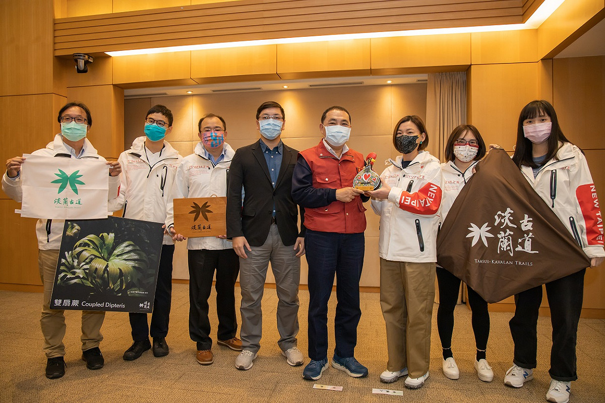 淡蘭古道百年之美躍上國際，今(9)日市政會議獻獎侯友宜，將卓越榮耀獻給新北市。 圖：新北市觀旅局提供