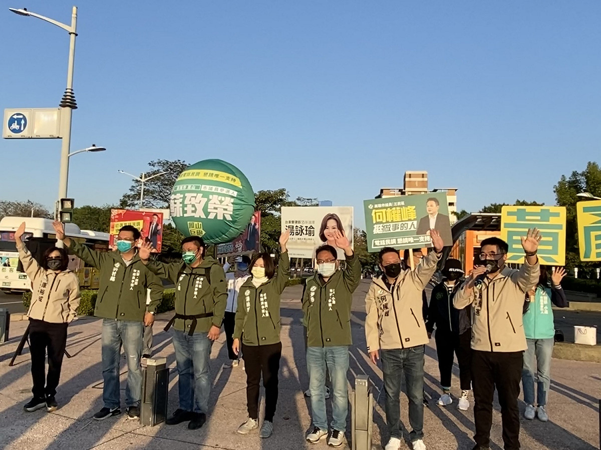 「邁向過半大聯盟」在路口拜票。 圖：邁向過半大聯盟提供