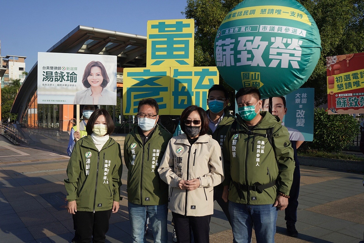 康裕成(右二)陪同三位「邁向過半大聯盟」參選人拜票。 圖：邁向過半大聯盟提供
