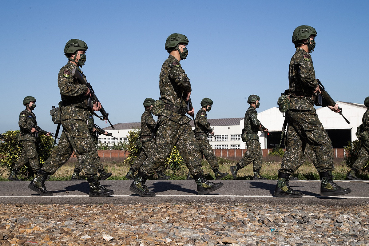 透過行軍訓練，使召員更加熟稔戰術動作運用要領，鍛鍊體魄、耐力及意志力。 圖：軍聞社提供
