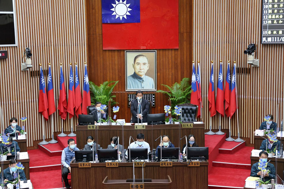 臺南市議會通過對俄羅斯譴責案，以表達南市議會強力反對俄羅斯對烏克蘭發動戰火傷及無辜眾生，成為全國第一個公開譴責俄羅斯武力侵犯烏克蘭暴行之議會。 圖：黃博郎／攝