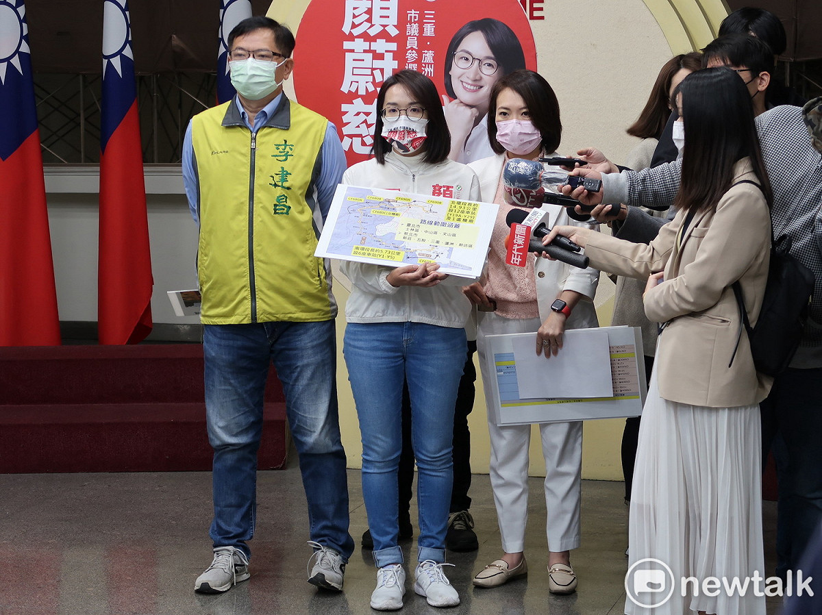 台北市議員李建昌（左）、新北市議員參選人顏蔚慈（中）、台北市議員簡舒培（右）。 圖：周煊惠 / 攝