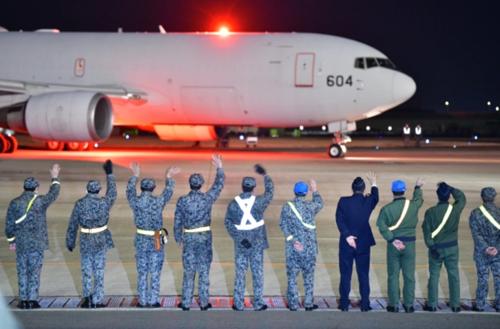 裝有防彈背心頭盔的 KC-767 加油機已從空自小牧基地出發飛往烏克蘭。 圖 : 翻攝自日本自衛隊推特