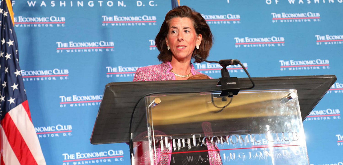 美國商務部長雷蒙多（Gina Raimondo）表示，部分中企試圖以迂迴方式逃避制裁，未來可能以其他手段懲罰。 圖：取自美國商務部臉書（資料照）