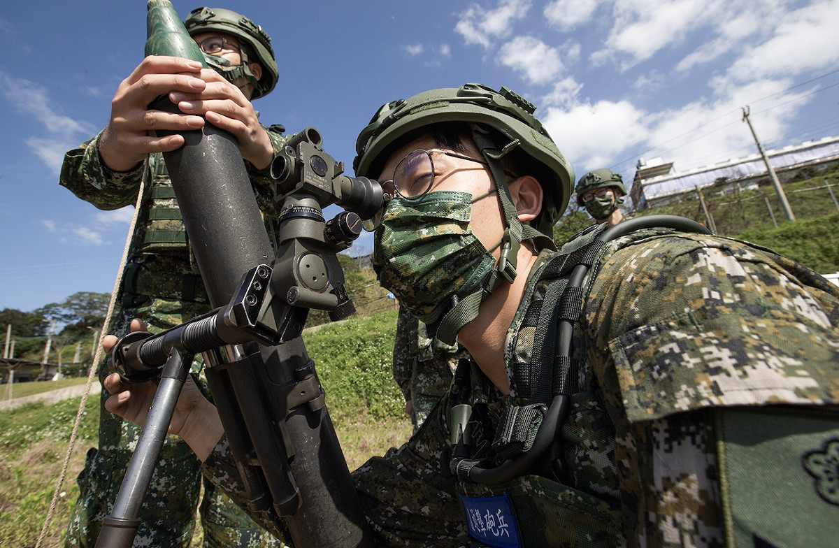 透過81迫擊砲聯合操作訓練，使召員複習射擊動作。 圖：軍聞社提供