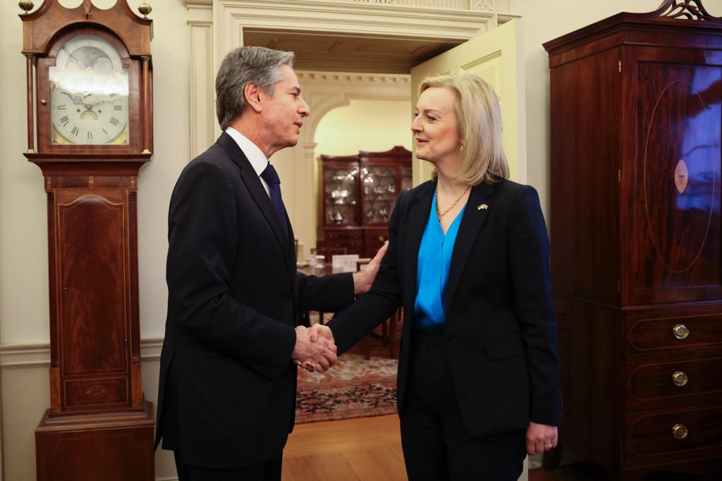 英國外交大臣特拉斯（Liz Truss）與美國國務卿布林肯(左)會面。 圖:Liz Truss推特