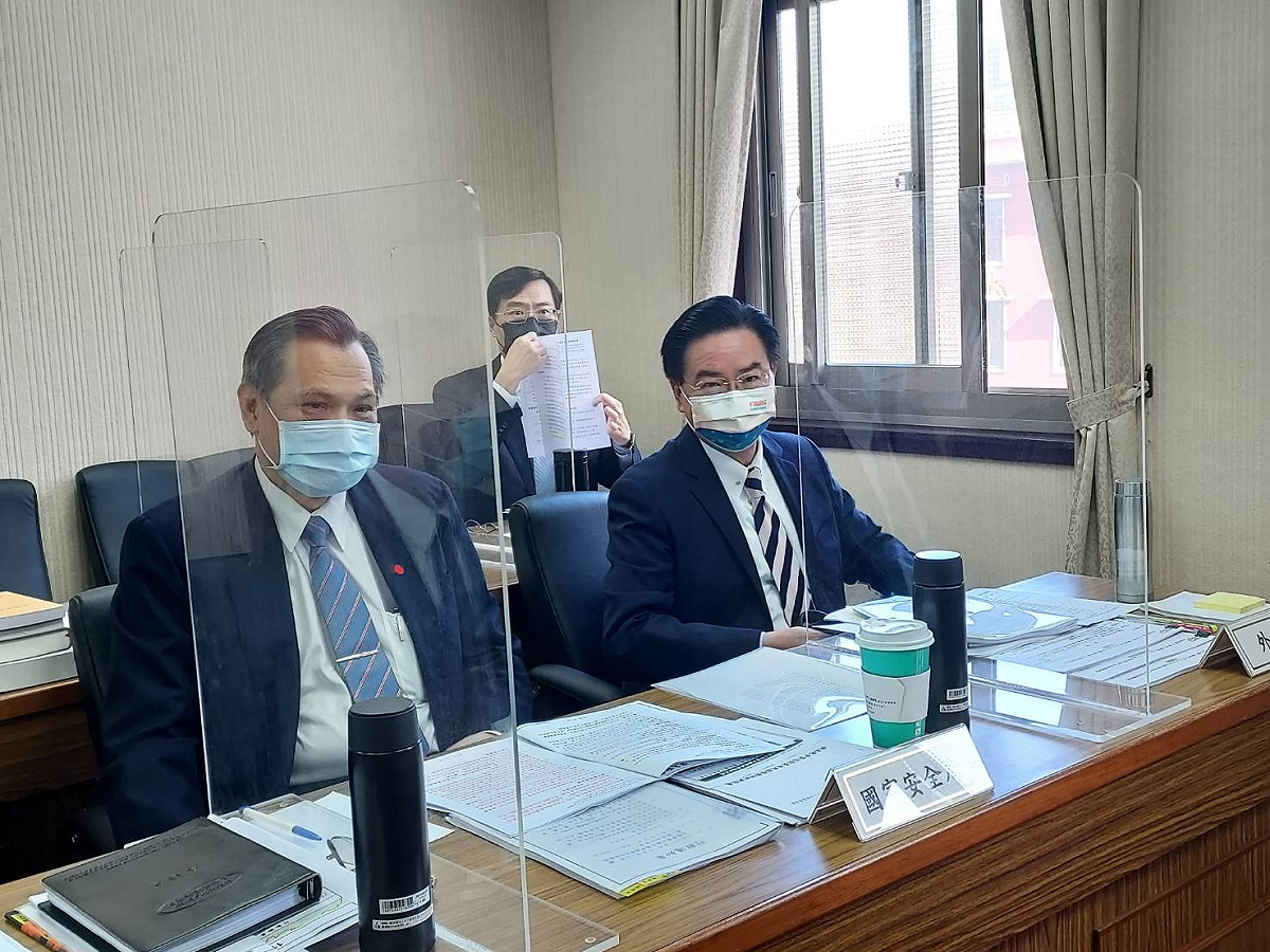 吳釗燮(右)上午赴立法院外交及國防委員會備詢。 圖：陳佩君 / 攝