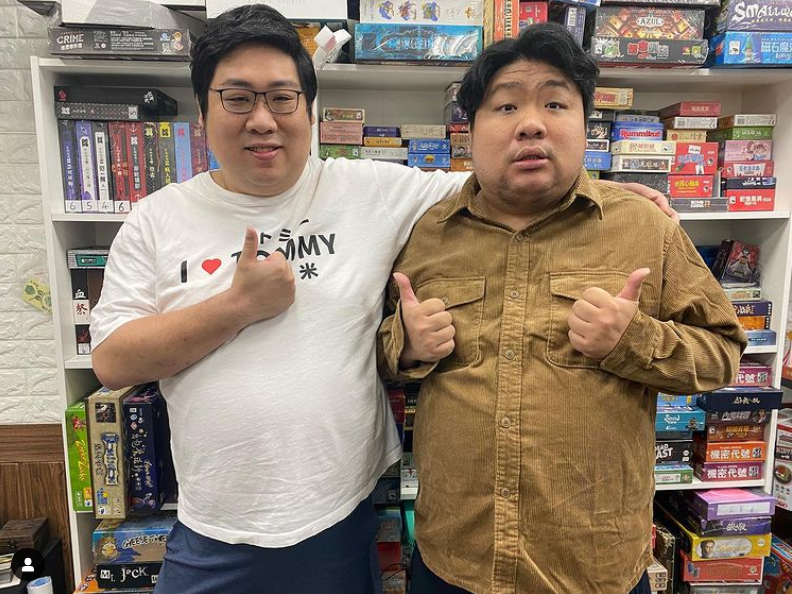 「亞洲統神」張嘉航(右)與親哥哥「國動」張葦航，兩人都是知名遊戲實況主。 圖：翻攝自IG/wayne75525