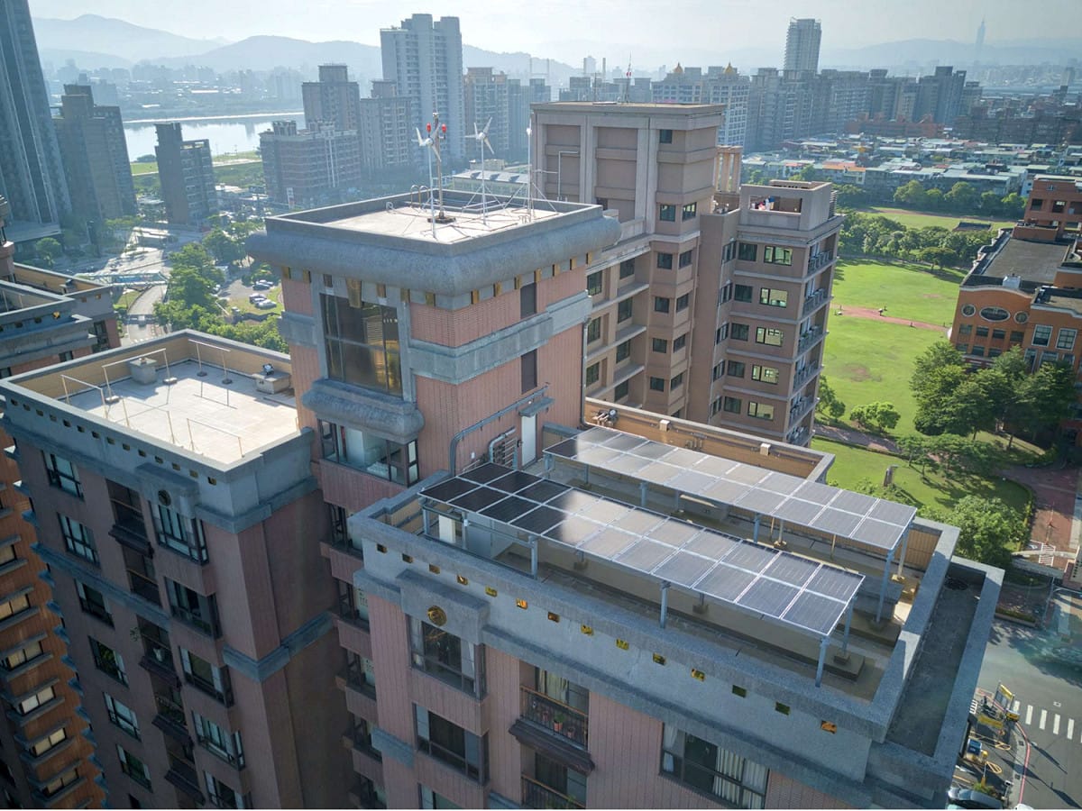 峰景翠峰社區，建置12.6kW太陽能光電系統，供社區尖峰用電時段使用。