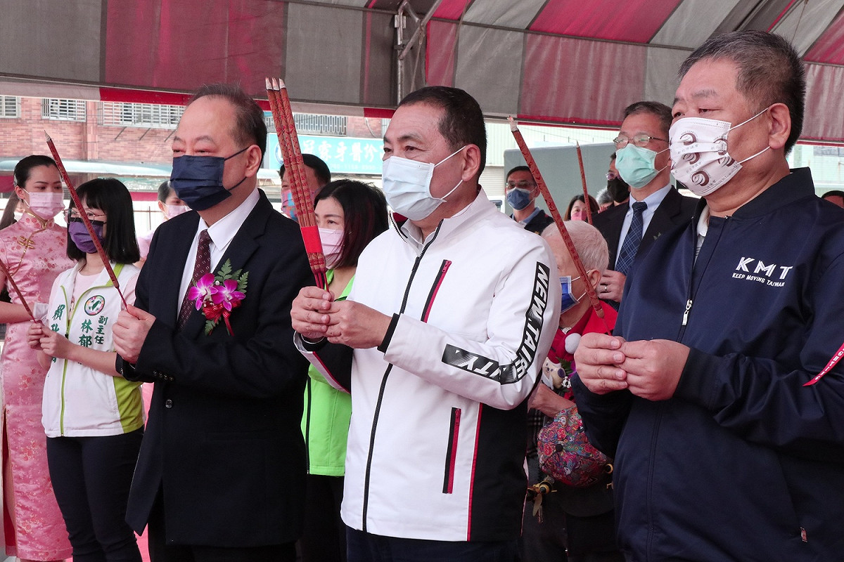 新北市政府引入民間資源改建新莊區興化市場，今天舉行開工動土典禮，侯友宜到場祝禱。 圖：新北市市場處提供