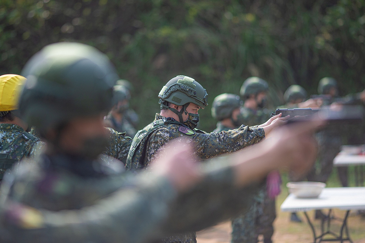 ：召員實施45手槍基本射擊。 圖：軍聞社提供