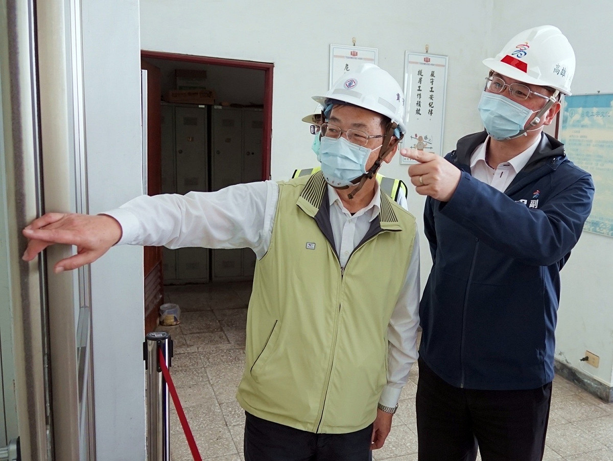 興達電廠新廠長黃錦城(左)陪同羅達生視察。 圖：高雄市經發局提供
