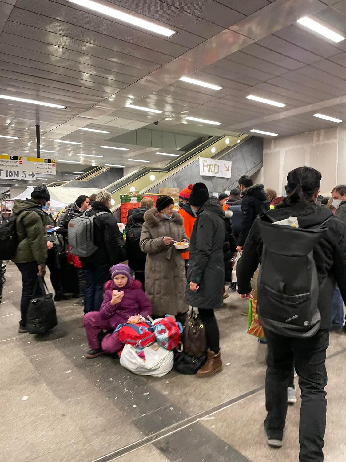 烏克蘭發生戰事後，平均1天約有5000到1萬的烏克蘭難民搭火車湧進柏林，幾乎清一色都是婦女。 圖：擷自謝志偉臉書(資料照片)
