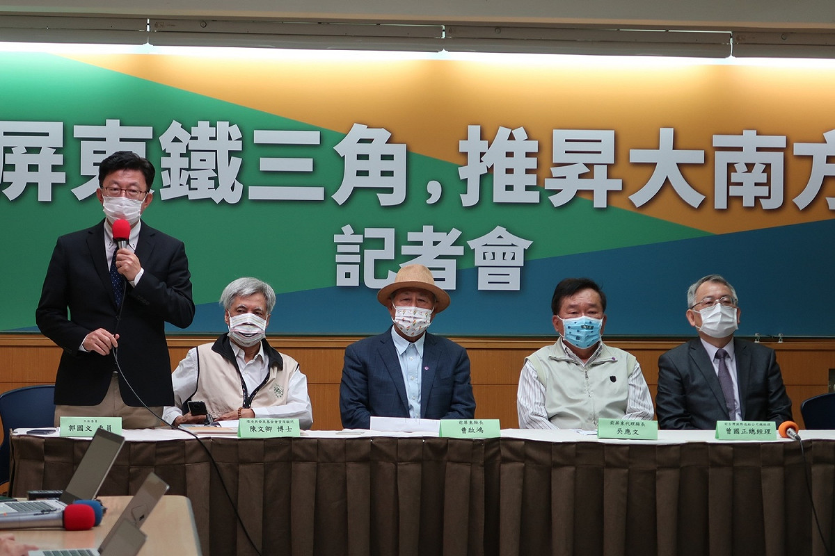 民進黨立委郭國文11日在台大校友會館舉行「屏東鐵三角、推昇大南方」記者會，邀請蘇嘉全時期的副縣長吳應文、前縣長曹啟鴻、環境與發展基金會資深顧問陳文卿、前台船總經理曾國正等人，力挺參與民進黨屏東縣長初選的鍾佳濱。 圖：林朝億/攝