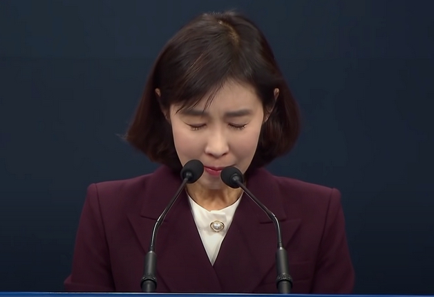 青瓦台發言人朴炅美在提到共同民主黨敗選時，也難掩失落情緒，一度哽咽，轉身背對鏡頭淚灑講台，直到5分鐘後才撫平情緒。 圖 : 翻攝自環球網