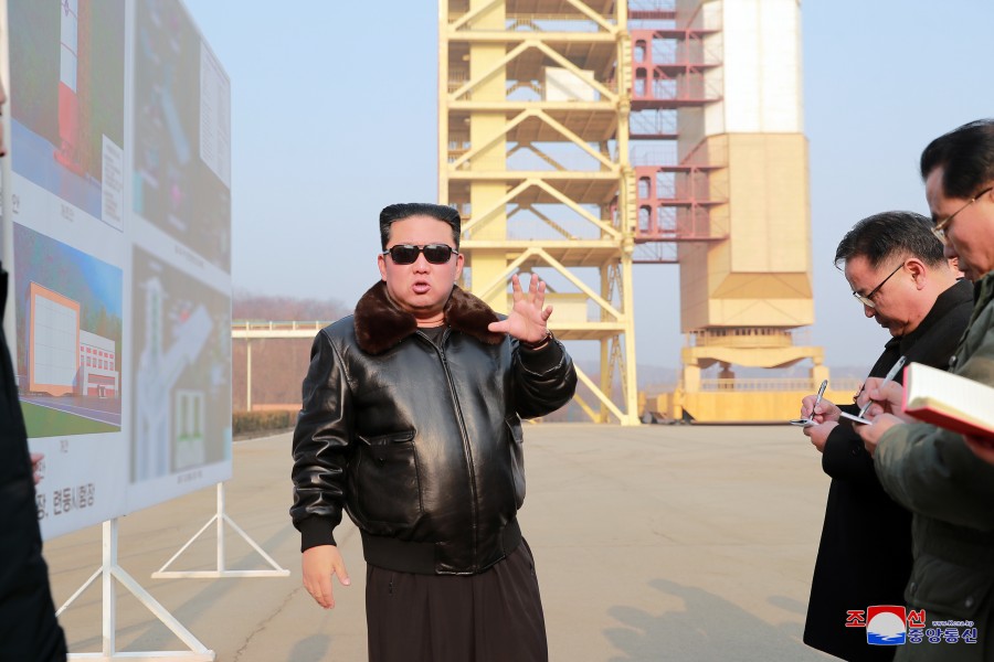 北韓領導人金正恩視察「西海衛星發射場」，要求擴建、現代化。 圖：翻攝朝中社