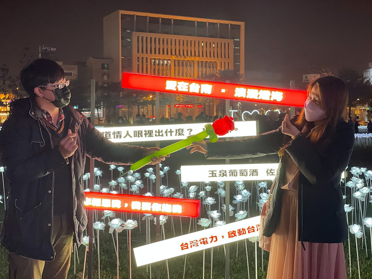 於3月14日晚間6點起，旅客在燈海現場拍照後於臉書或IG上傳雙人合照，就可獲得玫瑰造型氣球，限量50組。 圖：台南觀旅局／提供