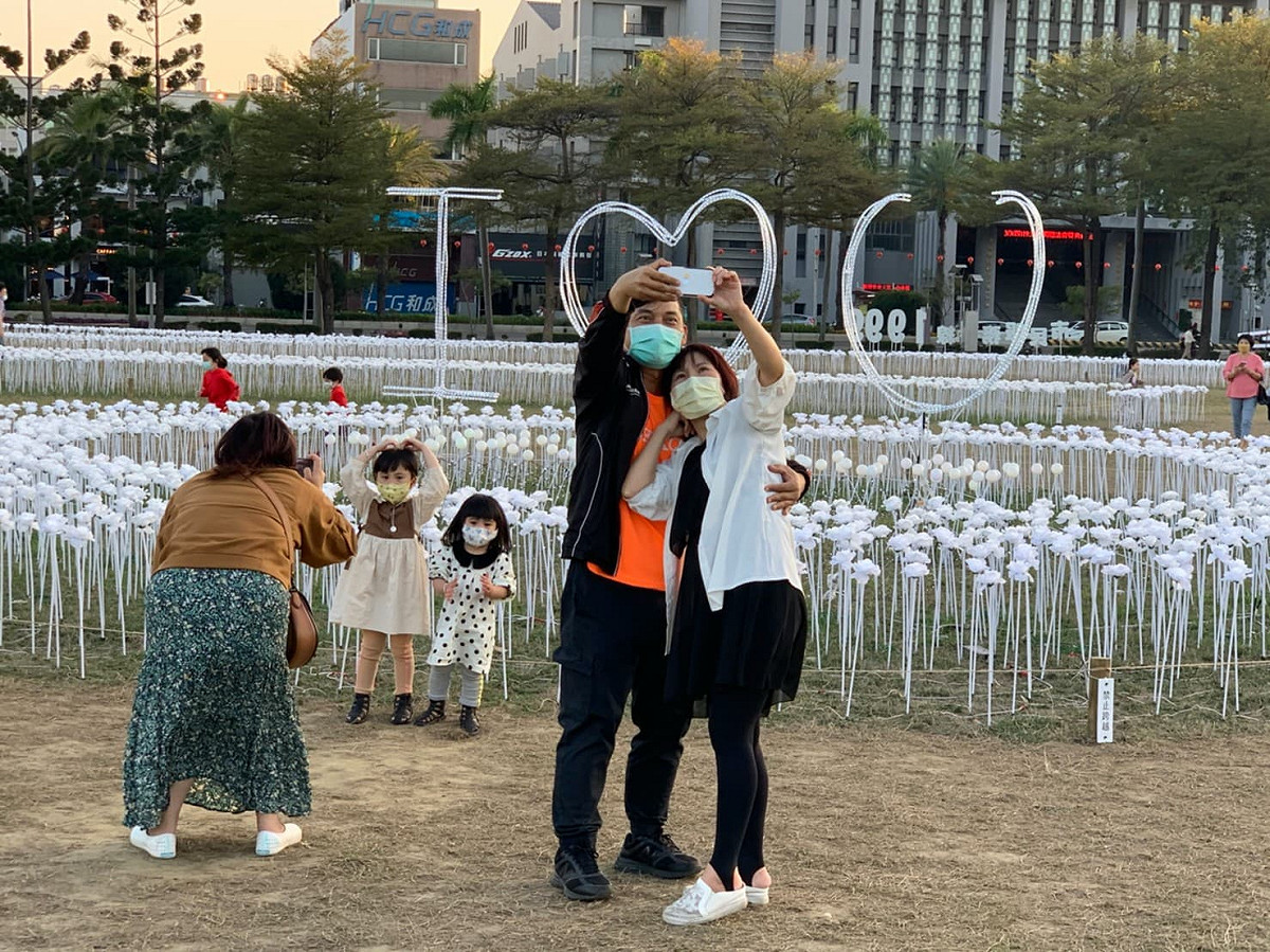 情侶於玫瑰燈海前合照。 圖：台南觀旅局／提供