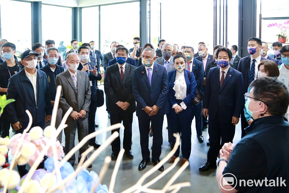 副總統賴清德與台南市長黃偉哲陪同布里仙紐總理，參訪位於台南市後壁蘭花生技園區的世茂農業生技公司。 圖：台南市政府提供