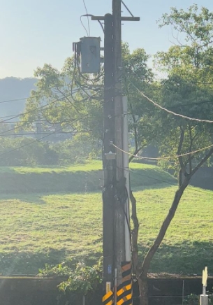 臉書「汐止集團」網友PO文表示變電箱爆了之後還漏水。 圖/翻攝自臉書「汐止集團」