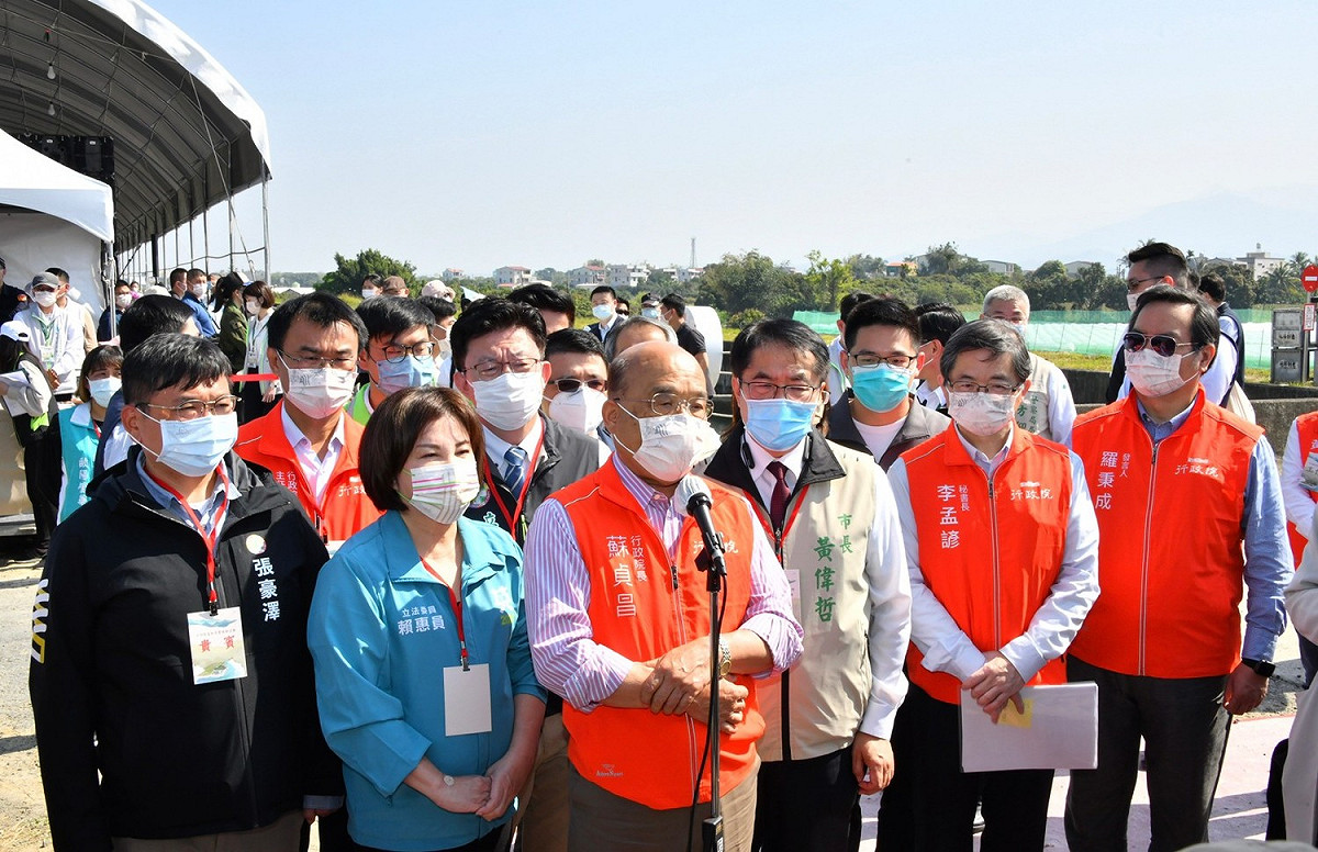 行政院長蘇貞昌今（12）天上午到台南出席「水圳綠道啟用暨植樹活動」前受訪。 圖：行政院提供