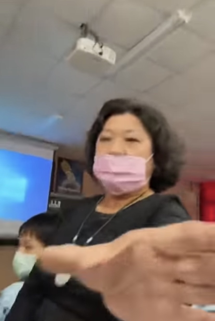 她瞥見同學正在錄影，便上前伸手要脅「刪影片」，幸虧該同學懂的捍衛自身立場，一句「老師我有錄影的權利」便讓該老師打退堂鼓。 圖：擷自YouTube