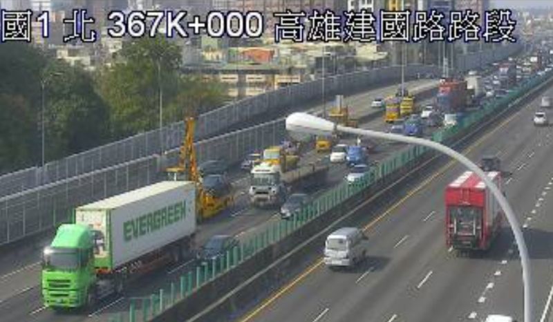 國道1號今（12）天下午傳出連環車禍。 圖：翻攝畫面