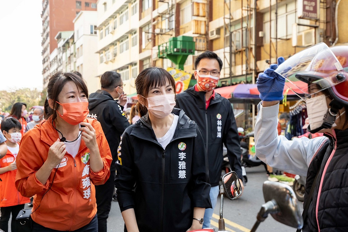 黃雍琇(左)親切與民眾話家常。 圖：趙天麟服務處提供