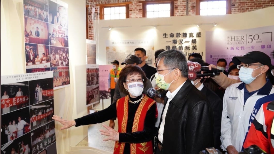 前副總統呂秀蓮推動台灣新女性運動已逾50年，「新女性 Her-Story 50週年巡迴展」第三場展覽今（12日）在台北市西本願寺樹心會館展覽登場，台北市長柯文哲也捧場出席。 圖：台北市政府提供