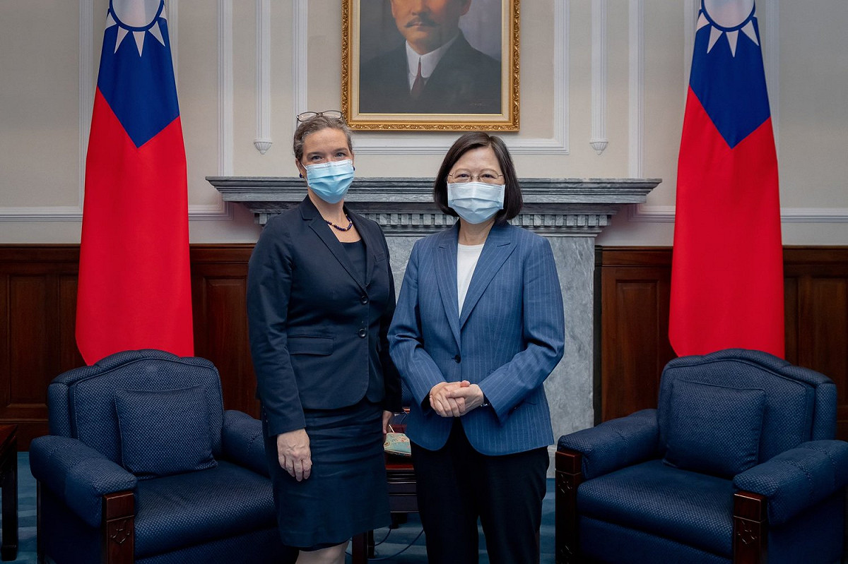 美國在台協會（AIT）處長孫曉雅（Sandra Oudkirk）與蔡英文。 圖：翻攝自總統蔡英文推特（資料照片）