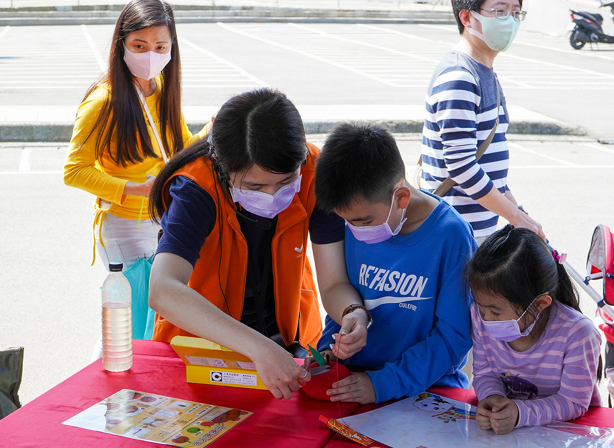 林口觀光工廠吳福洋襪子館及王子文創設攤提供手作DIY活動。 圖：林口區公所提供