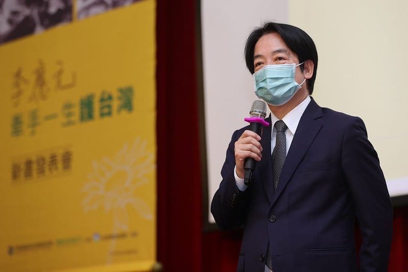 賴清德 12 日出席《李應元：牽手一生護台灣》新書發表會，感嘆李應元為民主兄弟，「勇敢」就是他的名諱。 圖：總統府提供