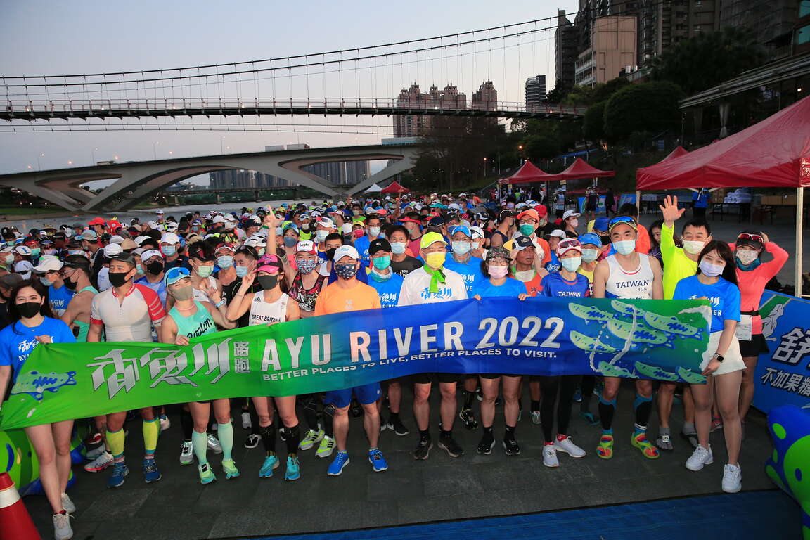 新北香魚川路跑景點 選手齊為河川守護；圖為馬拉松組6點開跑。