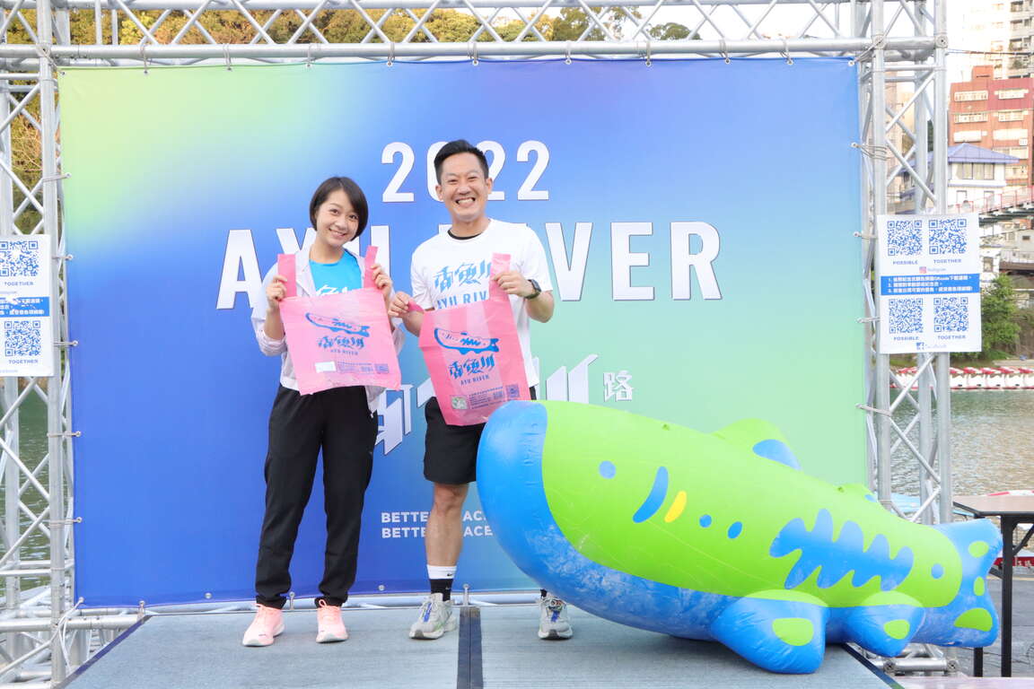 跑者身上的紀念跑衣是用回收寶特瓶環保紗材質製成，活動結合環保概念；左起為演員安乙蕎、街頭路跑創辦人胡杰。