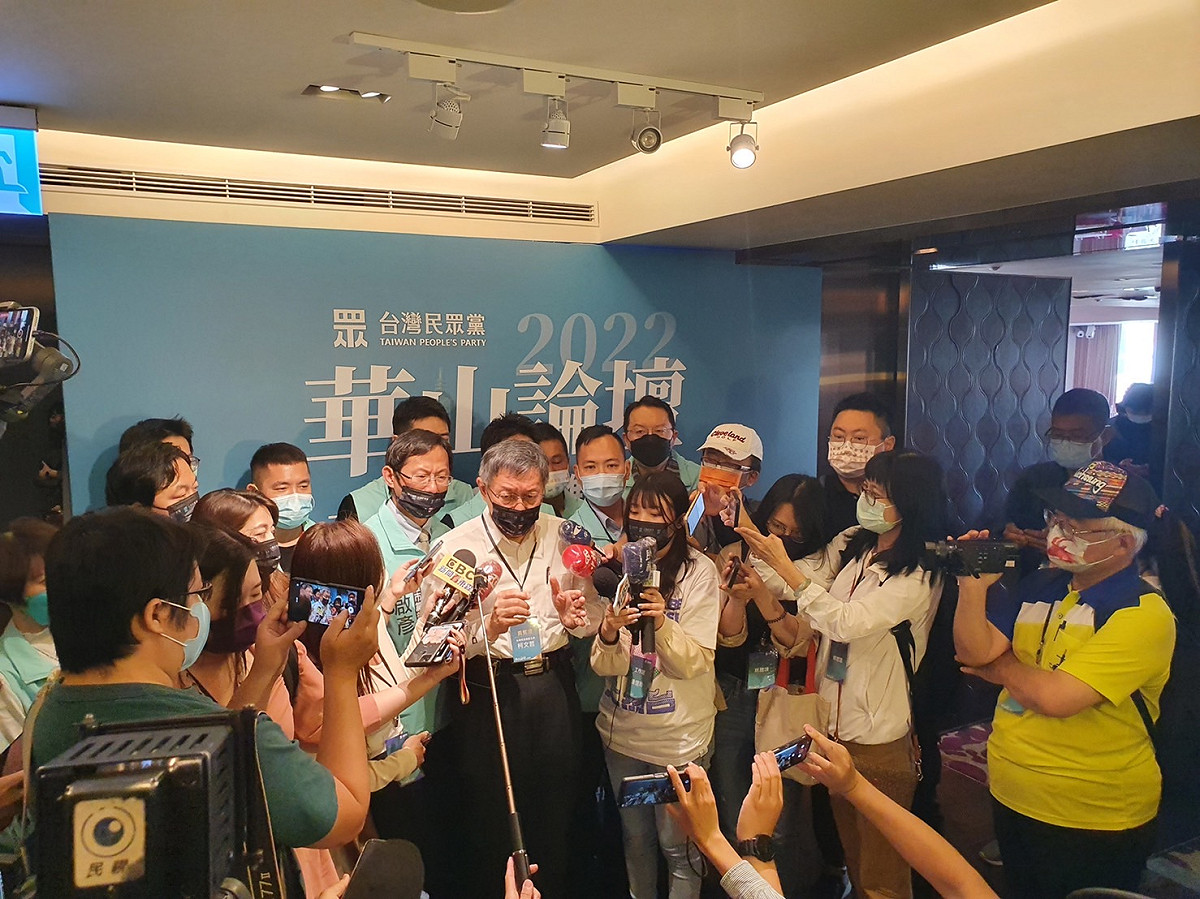 柯文哲(中)說，只要對台灣整體有利，不排斥跟哪一黨合作。 圖：民眾黨高雄市黨部提供