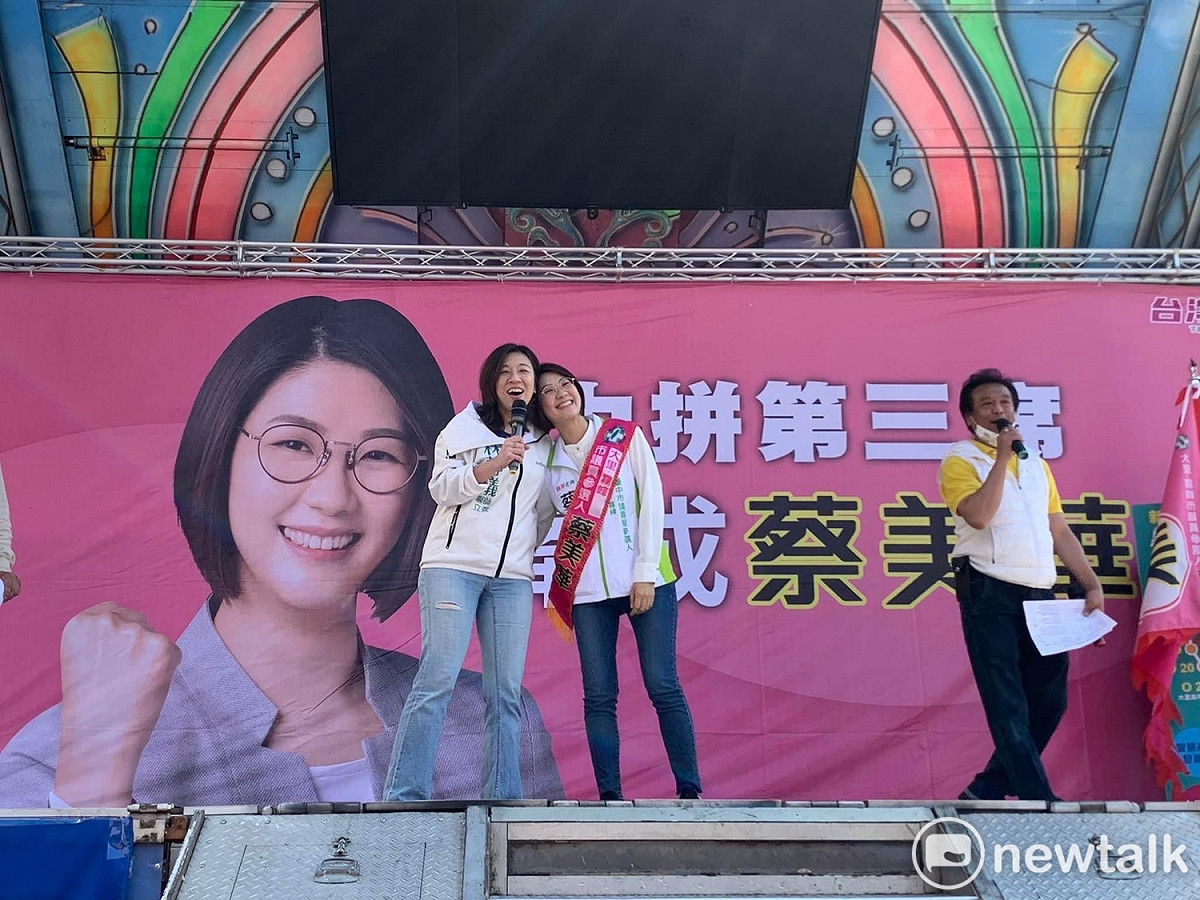林靜儀到場力挺，蔡美華高興到直接靠在林靜儀的肩膀上。 唐復年/攝