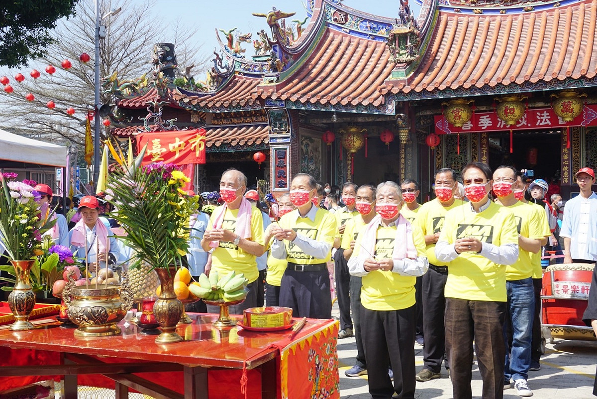 萬和宮蕭董事長偕同董監事團拜，祈求六宮廟媽祖保佑萬眾 BIKE活動順利。 萬和宮/提供