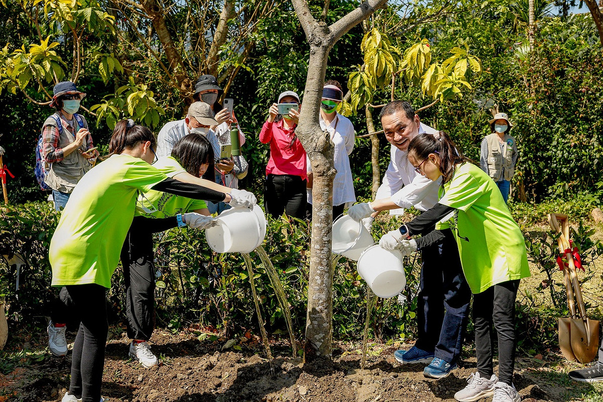 侯友宜及四健會學員共同植樹，象徵世代及農業永續傳承。 圖：新北市農業局提供